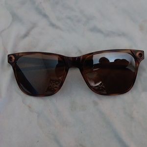 Woman Oakly Shades